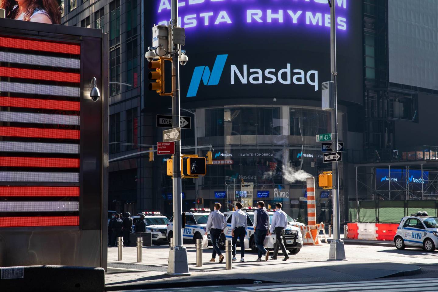 Peatones pasan por delante del Nasdaq MarketSite en Nueva York, EE.UU., el lunes 9 de noviembre de 2020.