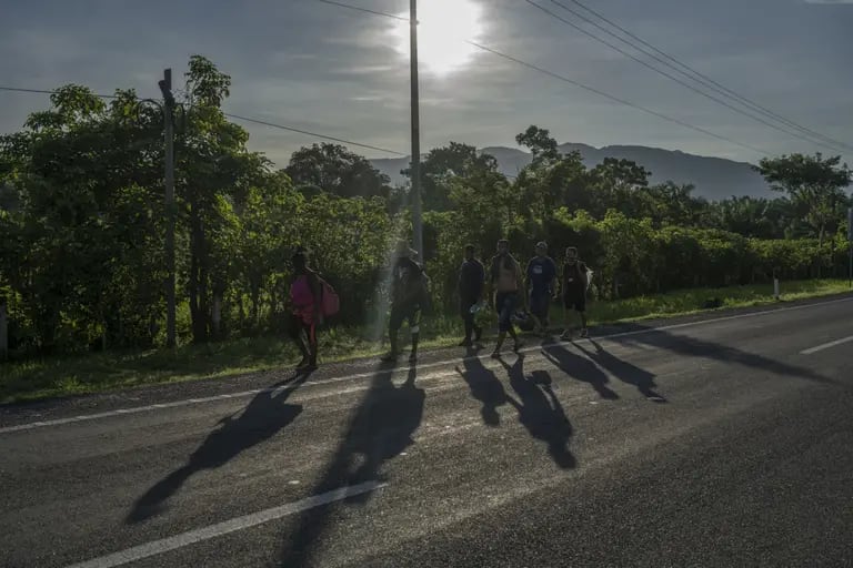 Migrantes venezolanos caminan por la carretera cerca de Huixtla, estado de Chiapas, México, el jueves 2 de septiembre de 2021. dfd