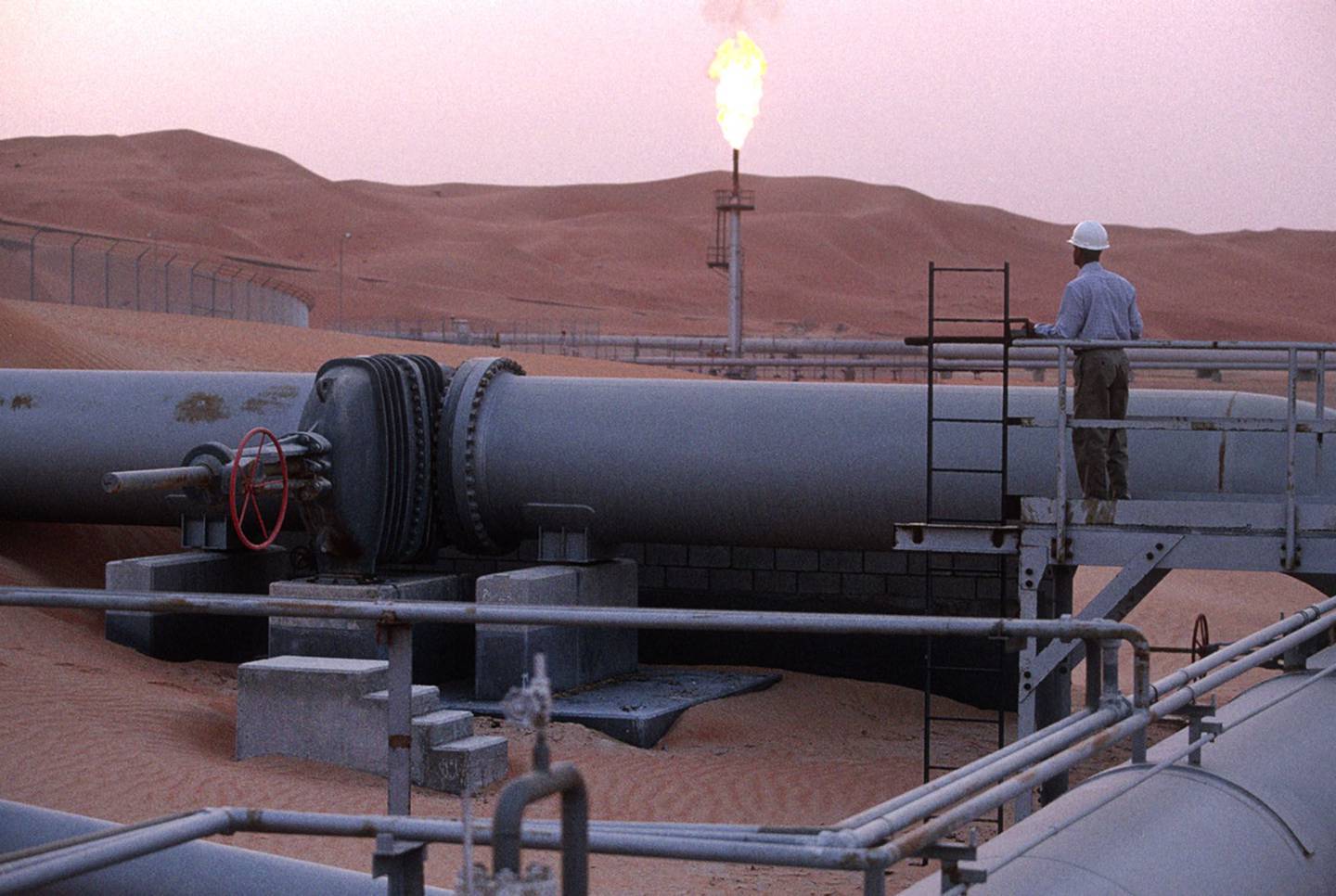 No início do domingo (15), a gigante estatal de petróleo Saudi Aramco registrou seu maior lucro desde sua listagem recorde no mercado de ações