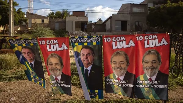 Ventaja de Lula por sobre Bolsonaro disminuye en más reciente encuesta en Brasildfd