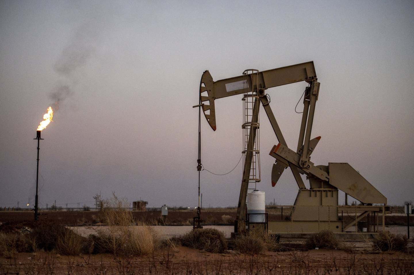 El petróleo cayó por debajo de los 100 dólares el barril la semana pasada.