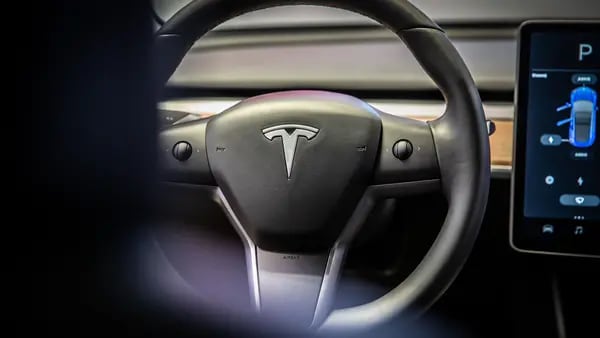 Tesla despide a empleado que publicó video de choque con conducción autónomadfd
