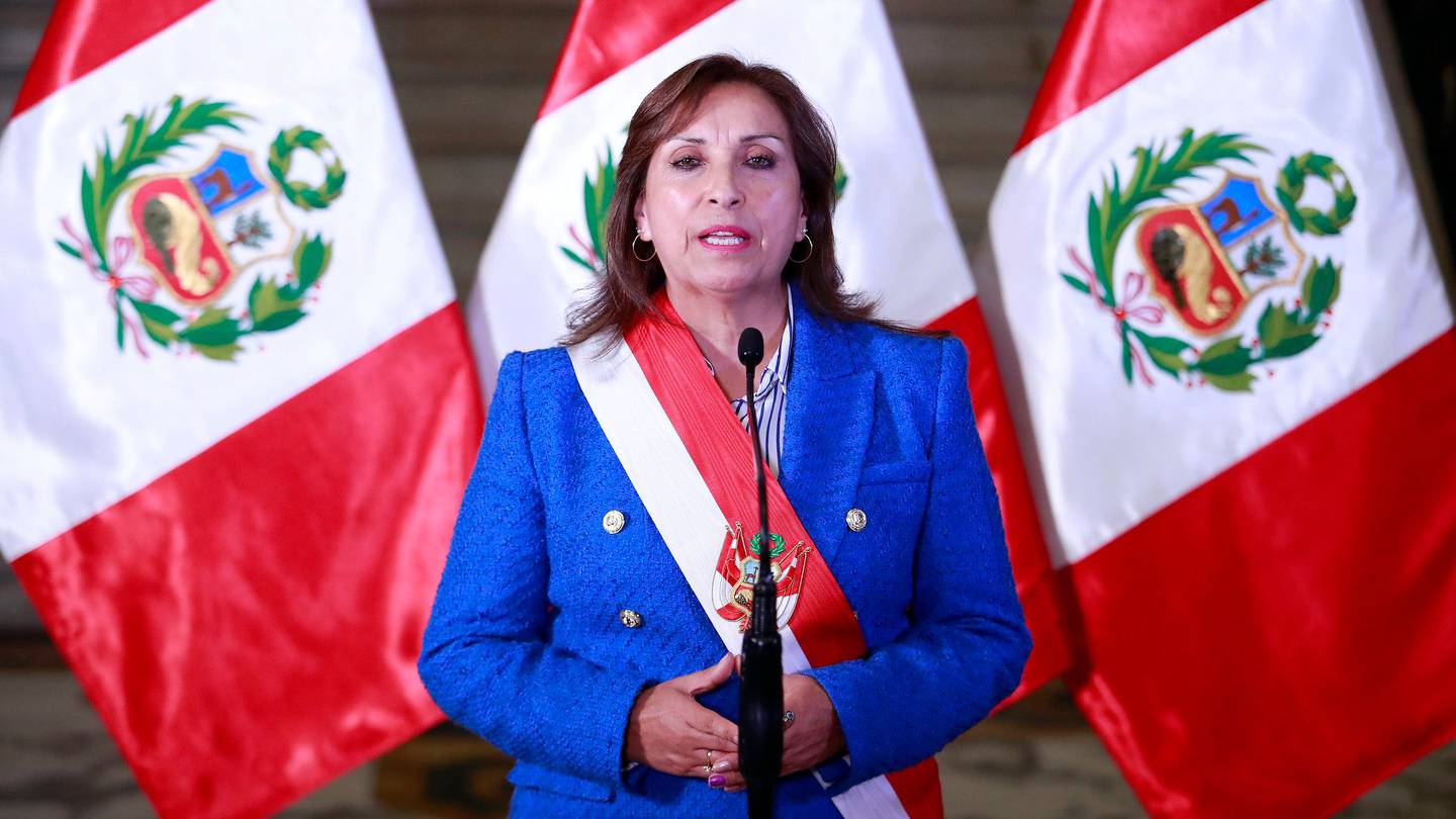 La presidenta de Perú, Dina Boluarte, enfrenta una compleja crisis política a días del intento de golpe de Estado de Pedro Castillo, que culminó con la vacancia presidencial.dfd