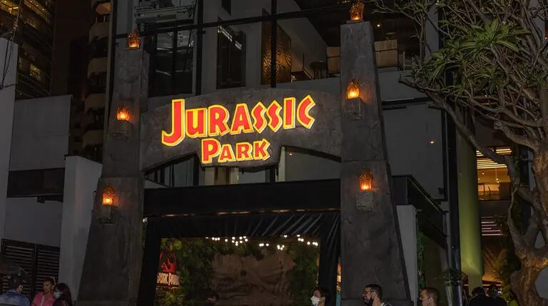 Obras do Jurassic Park Burger Restaurant chegaram a sofrer atrasos, o que impediu a inauguração em pleno início da pandemia, quando o setor teve de fechar as portasdfd