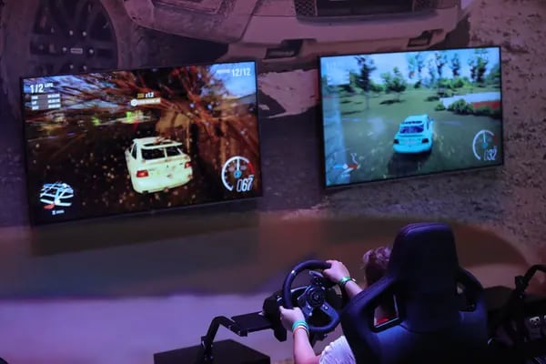 Un jugador prueba un juego de conducción de automóviles como parte de la promoción de vehículos 'RaptorMania' de Ford Motor Co. en el evento de la industria del juego Gamescom en Colonia, Alemania, el martes 21 de agosto de 2018.