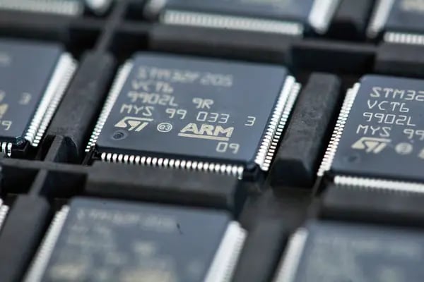 Microchips de circuito integrado STM32F205 de STMicroelectronics, diseñados por ARM Ltd., en una bandeja de almacenamiento en CSI Electronic Manufacturing Services Ltd. en Witham, Reino Unido, el miércoles 28 de abril de 2021.Fotógrafo: Chris Ratcliffe/Bloomberg