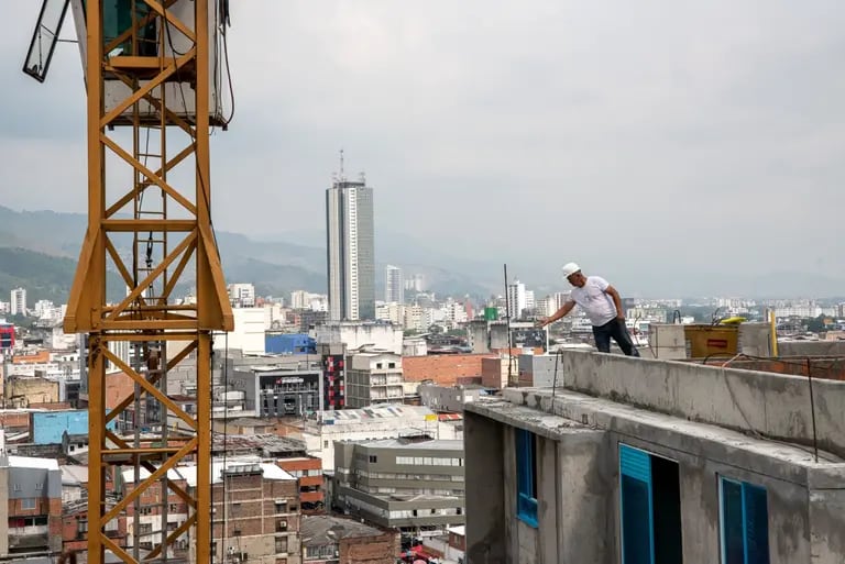 Un trabajador en la terraza de un edificio del proyecto de viviendas Paraíso Central en construcción en Cali, Colombia, el miércoles 5 de enero de 2023.dfd