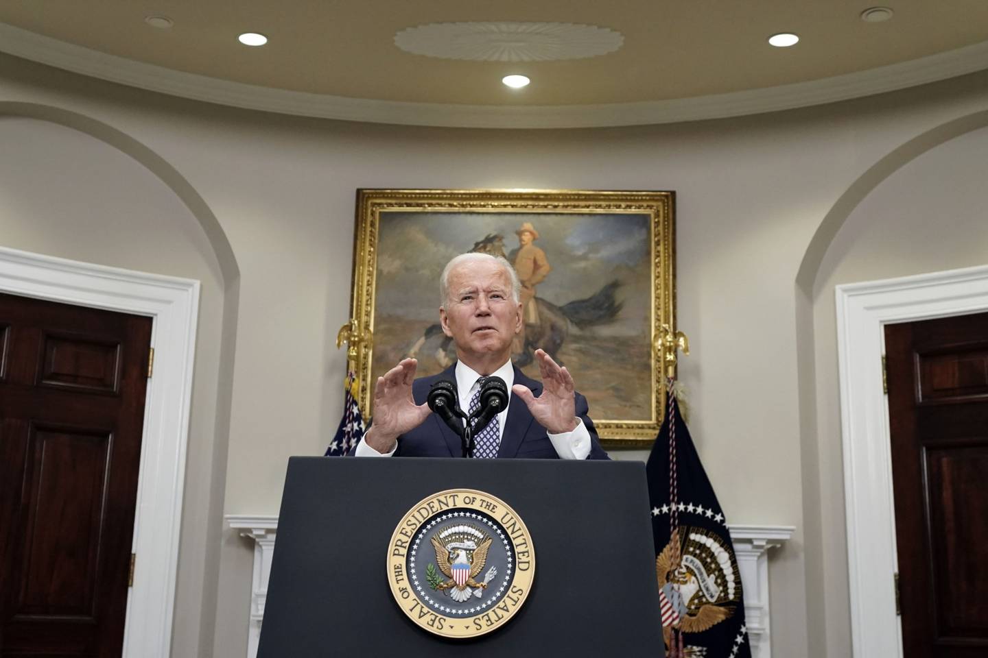 El presidente de EE.UU., Joe Biden, habla en el Salón Roosevelt de la Casa Blanca.