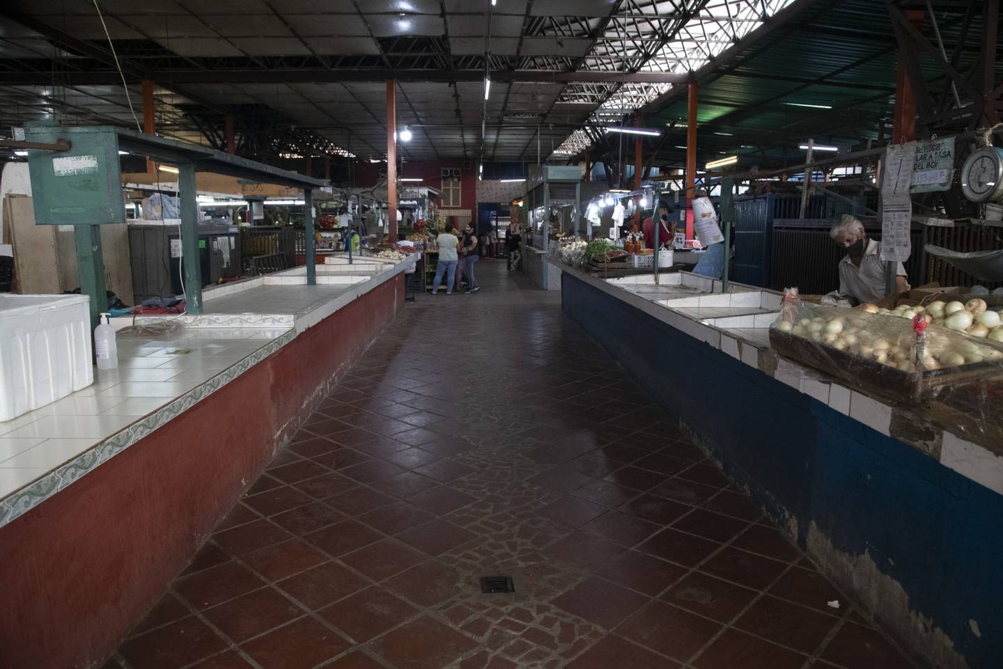 Puestos vacíos en el mercado municipal de Guaicaipuro, en Caracas, el sábado 12 de junio de 2021.dfd