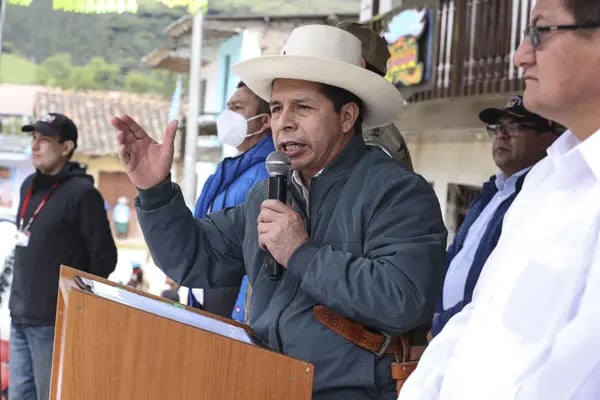 En un comunicado, el consejo ejecutivo nacional (CEN), la bancada congresal de Perú Libre y la comisión política del partido solicitaron a Pedro Castillo dejar esta militancia “antes de iniciar un proceso administrativo disciplinario” en su contra.