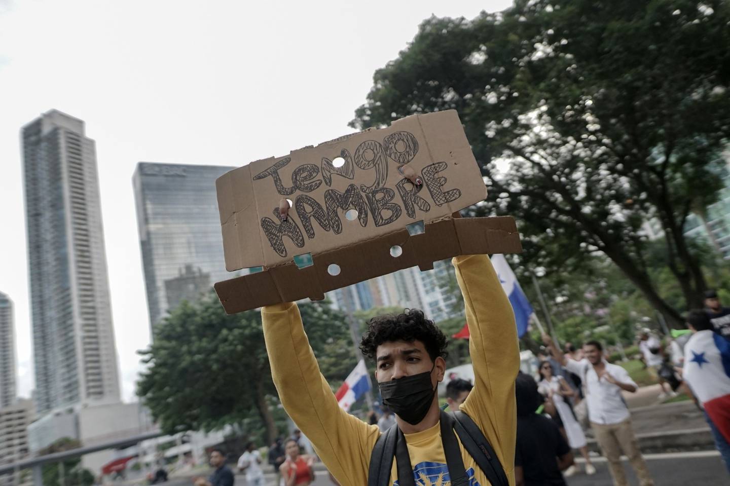 Un manifestante sostiene un cartel durante una protesta contra la inflación en Ciudad de Panamá, Panamá, el jueves 14 de julio de 2022. El gobierno de Panamá aceptó dialogar con los manifestantes después de que se extendieran las manifestaciones contra la inflación, bloqueando el acceso a carreteras y puertos.
