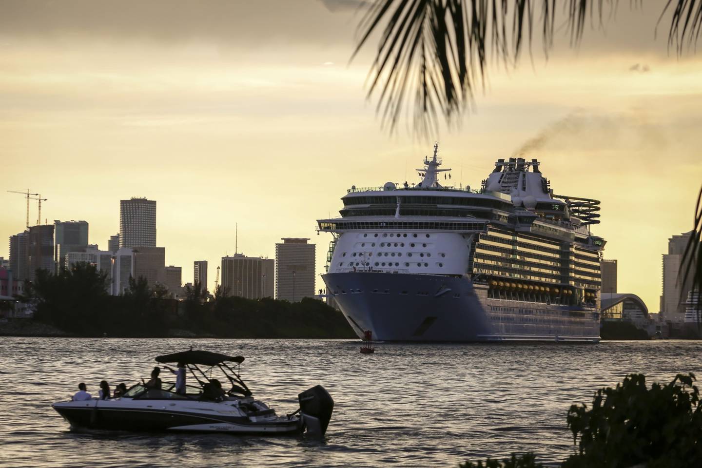 Un bartco de Royal Caribbean Cruises, a la derecha, parte para un viaje simulado desde PortMiami en Miami, Florida, Estados Unidos, el domingo 20 de junio de 2021.
