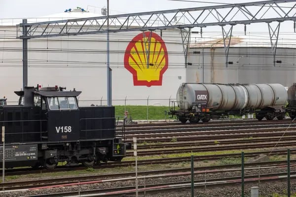 El logotipo de Shell Plc en un silo de almacenamiento de petróleo, más allá de los vagones cisterna de ferrocarril en la refinería Pernis de la compañía en Rotterdam, Países Bajos, el domingo 23 de octubre de 2022. Fotógrafo: Peter Boer/Bloomberg