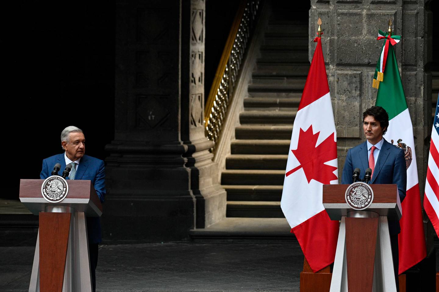 El presidente de México extendió una rama de olivo a las empresas canadienses después de recibir a Biden y Trudeau en la Ciudad de México.