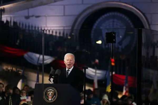 El presidente estadounidense Joe Biden durante un discurso en los Jardines del Castillo Real de Varsovia en Varsovia, Polonia, el martes 21 de febrero de 2023.