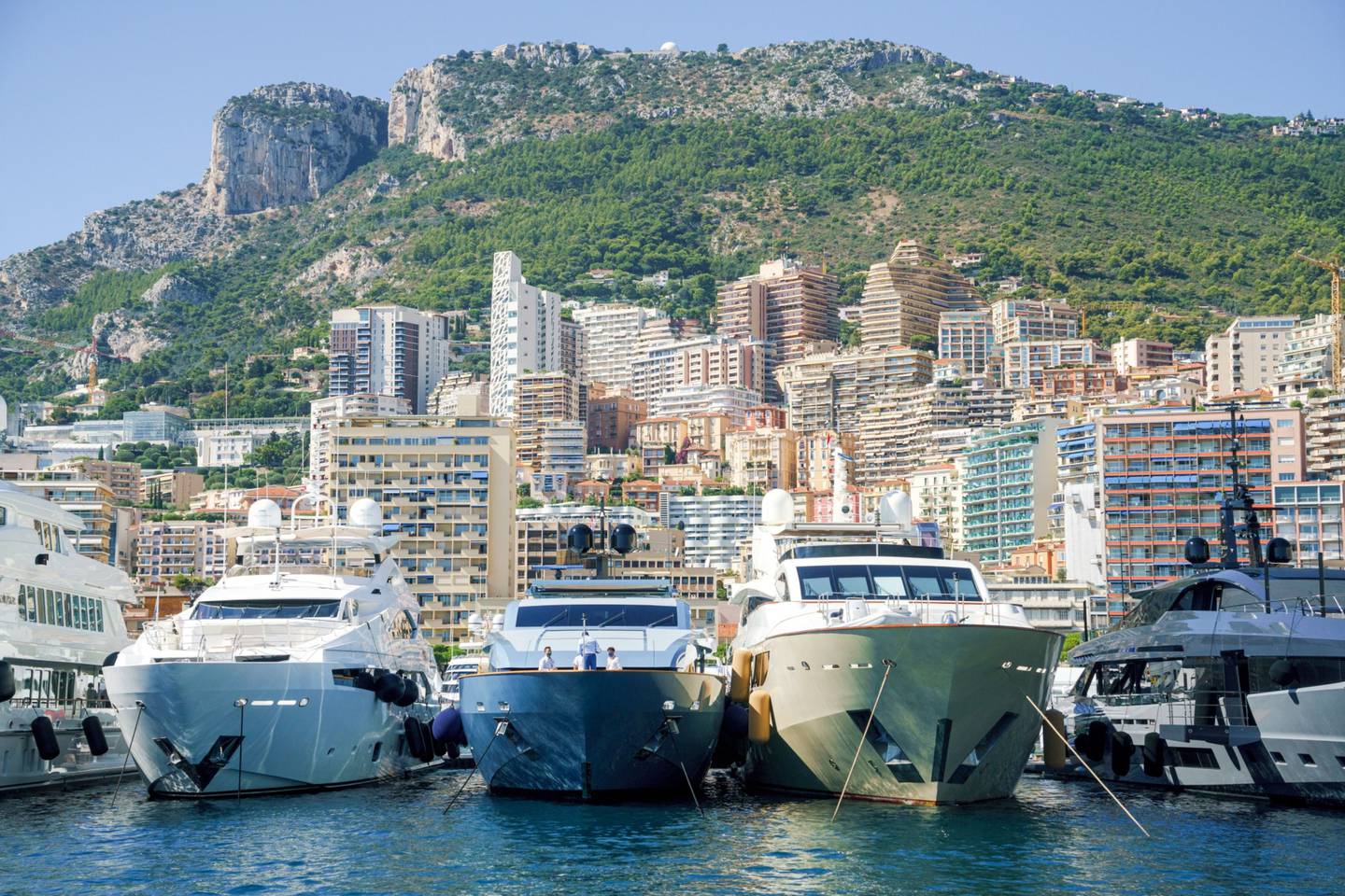 Yates de lujo en el puerto contra un horizonte de Mónaco durante el día de apertura del Monaco Yacht Show en Mónaco, el miércoles 22 de septiembre de 2021. El salón se celebra hasta el domingo.
