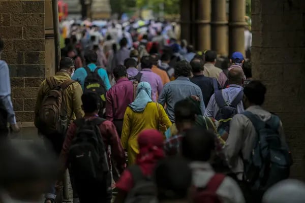 Los viajeros salen de la estación ferroviaria Chhatrapati Shivaji Maharaj Terminus (CST) en Mumbai, India, el lunes 6 de julio de 2020.