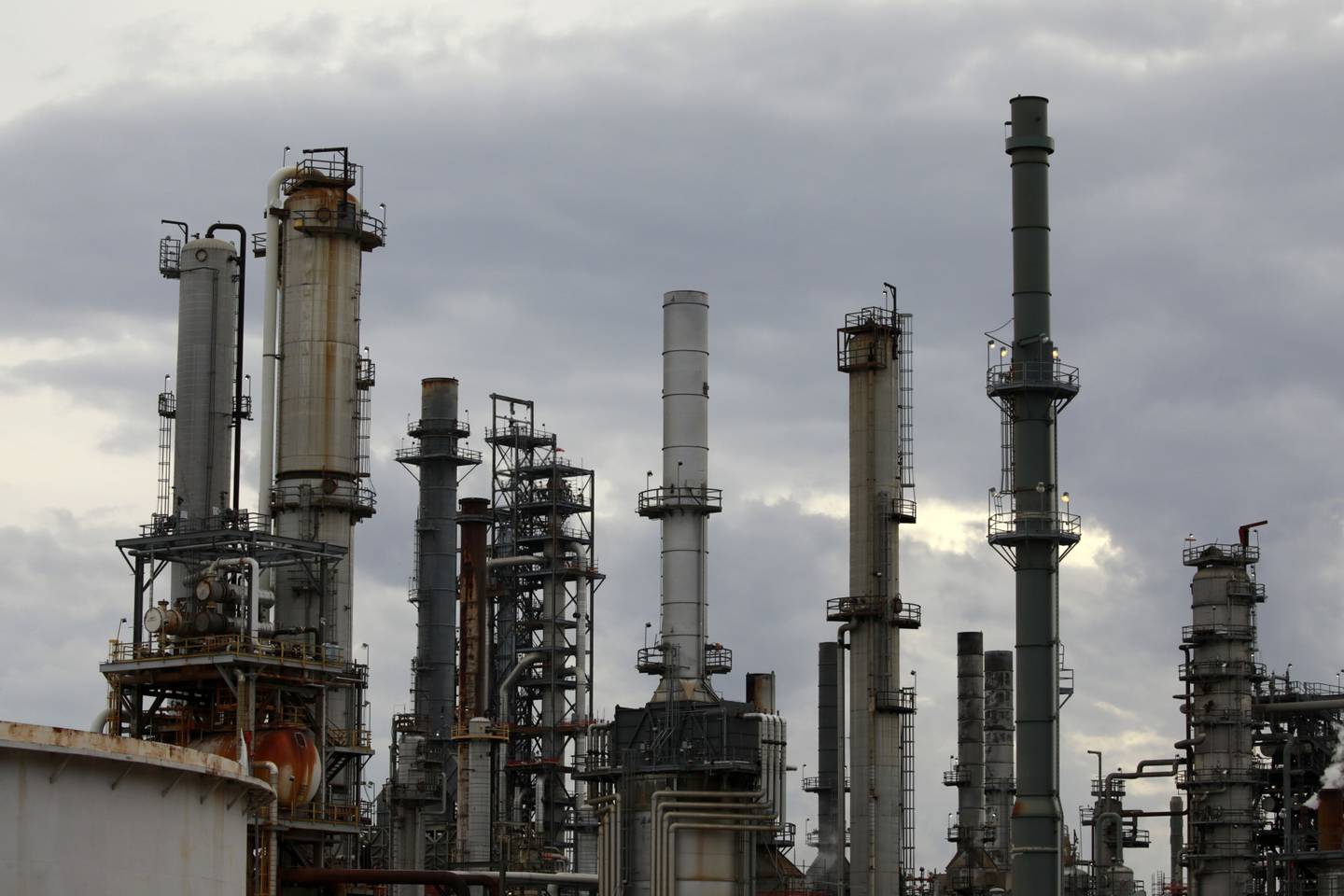 Chimeneas de emisiones en la refinería de petróleo de Valero Energy Corp. en Memphis, Tennessee, EE.UU.