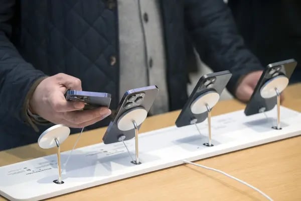 Un cliente mira los teléfonos inteligentes iPhone 14 Pro de Apple Inc. en una tienda de Apple en Sydney, Australia, el viernes 16 de septiembre de 2022.