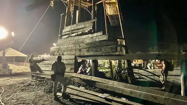 Rescatan con vida a tres mineros, 10 siguen atrapados en pozo de carbón en Méxicodfd