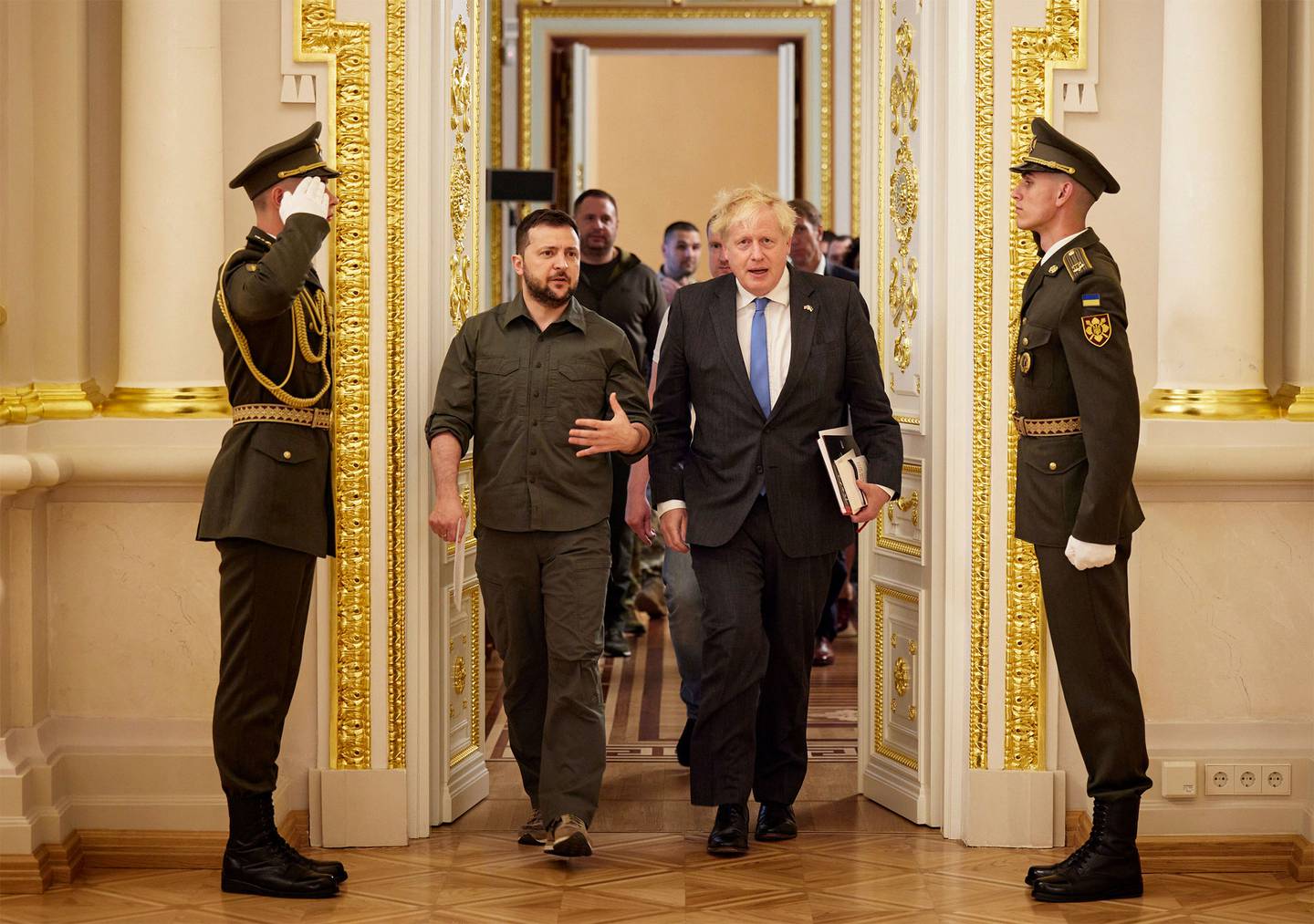 Volodímir Zelenski, a la izquierda, y Boris Johnson durante una reunión en Kiev el 17 de junio.Fuente: Oficina de Prensa Presidencial de Ucrania/AP