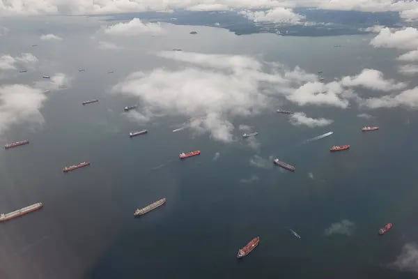 Navios aguardam para entrar no Canal do Panamá