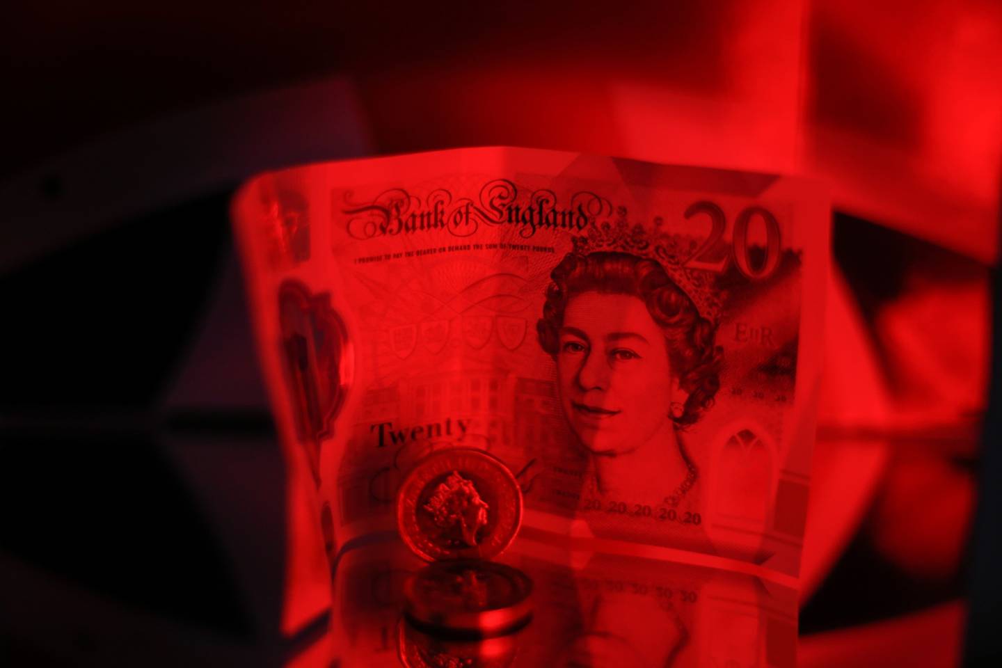 Un billete de veinte libras esterlinas y una moneda de una libra esterlina en esta fotografía en Londres, Reino Unido, el miércoles 14 de octubre de 2020. Fotógrafo: Hollie Adams/Bloomberg
