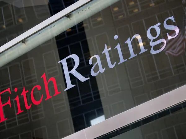 Fitch ve aumento del riesgo de refinanciación en Argentina y a Brasil “mejorando”dfd