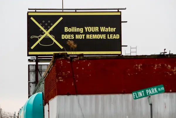 Un cartel indica a los residentes de Flint que hervir el agua no elimina el plomo en Flint, Michigan, en 2016.