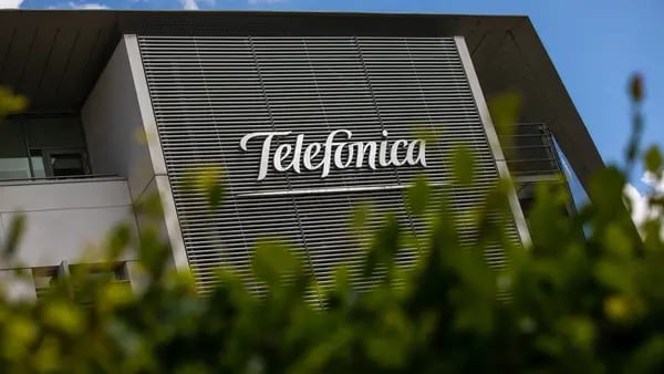 Telefónica anuncia venta de participación de fibra óptica en Perú a KKR y Enteldfd