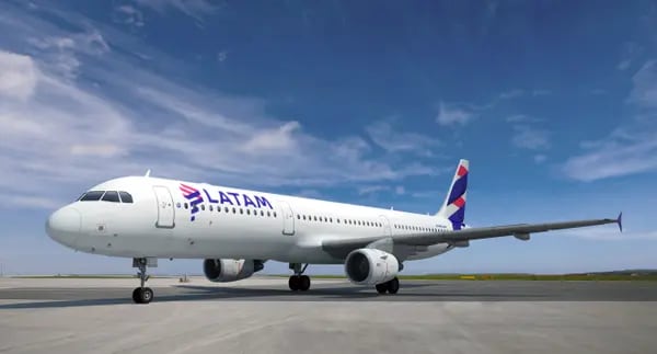 Latam é uma das principais companhias aéreas com atuação no Brasil, disputando mercado da aviação comercial com a Gol e a Azul