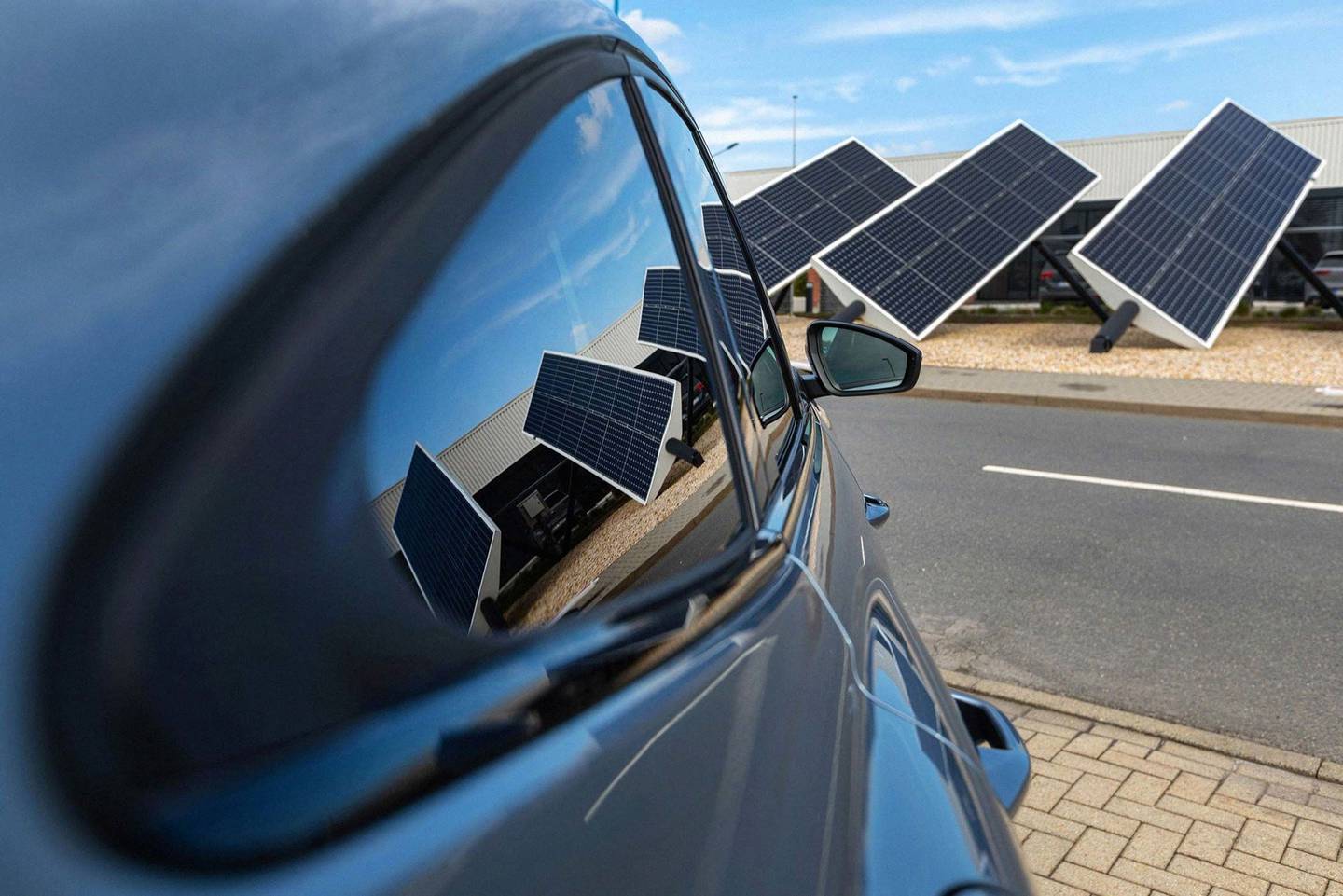 Paneles solares se reflejan en las ventanas de un vehículo eléctrico (EV) en la planta de automóviles eléctricos de Volkswagen AG (VW) en Zwickau, Alemania, el martes 26 de abril de 2022.