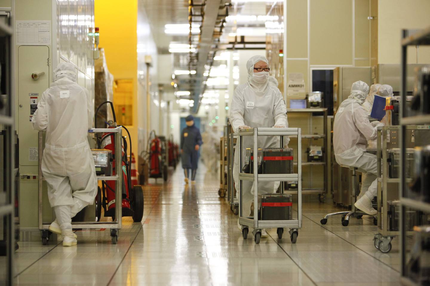 Empleados trabajan en la fábrica de obleas de Semiconductor Manufacturing International Corp en Shanghái, China, el 18 de febrero de 2011.   Foto: Qilai Shen/Bloomberg