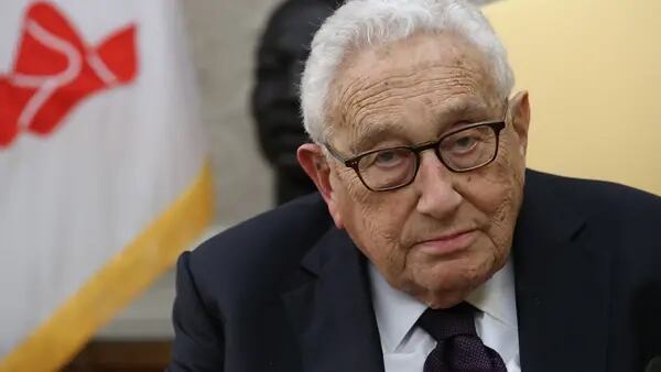 Henry Kissinger, Secretário de Estado nas crises dos anos 70, morre aos 100 anosdfd