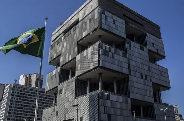 La bandera brasileña frente a las oficinas de Petroleo Brasileiro SA (Petrobras) en Río de Janeiro.