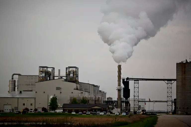 Steam rises from a stack outside the POET Biorefining ethanol facility in Gowrie, Iowa, U.S., on Friday, May 17, 2019. Photographer: Daniel Acker/Bloombergdfd
