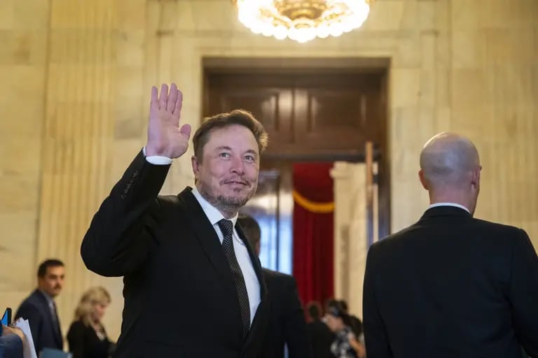 Elon Musk, CEO da Tesla, chega para um Fórum de Inteligência Artificial (IA) bipartidário do Senado no Capitólio em Washington, DC, EUA, na quarta-feira, 13 de setembro de 2023.dfd