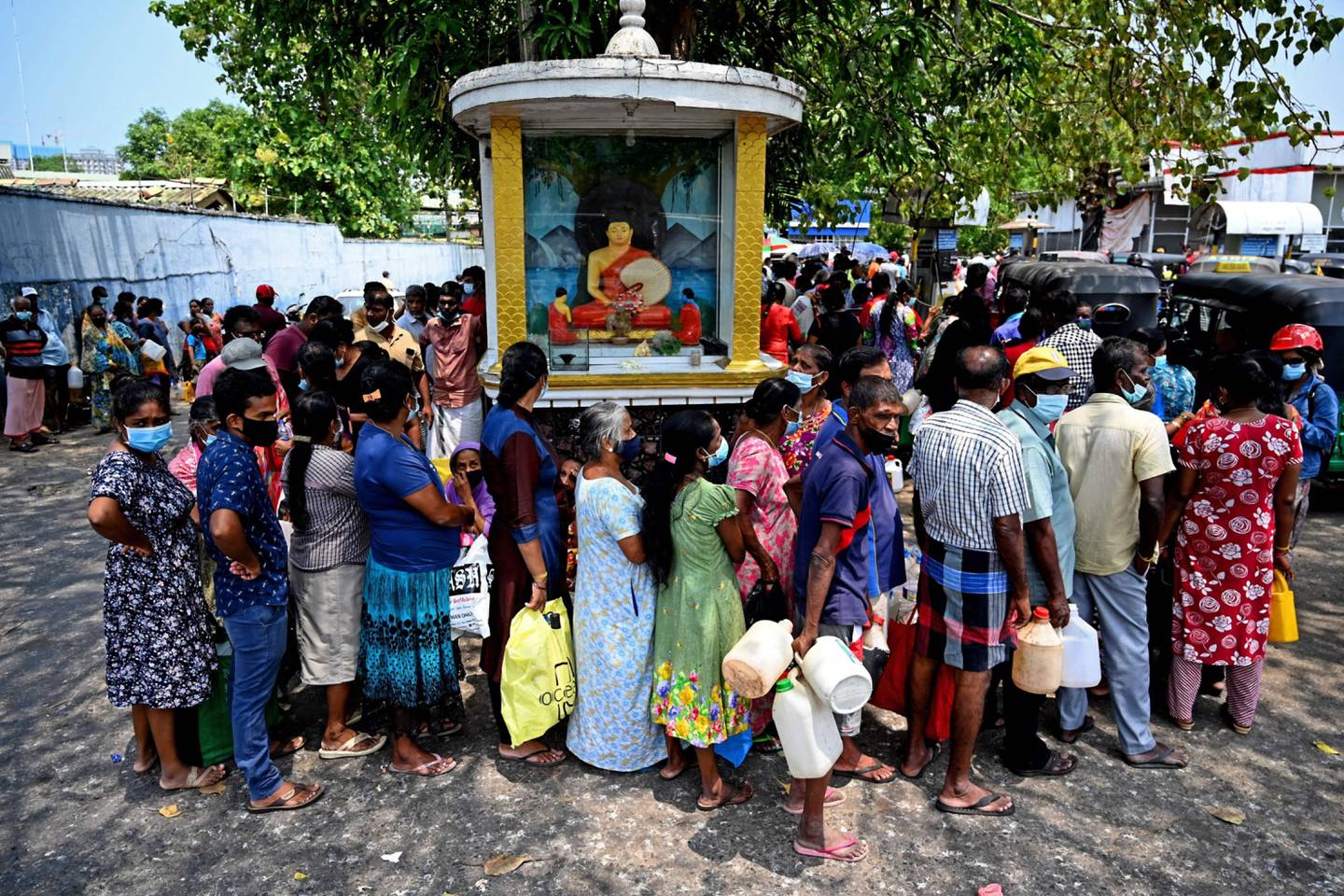 Personas hacen fila en Sri Lanka