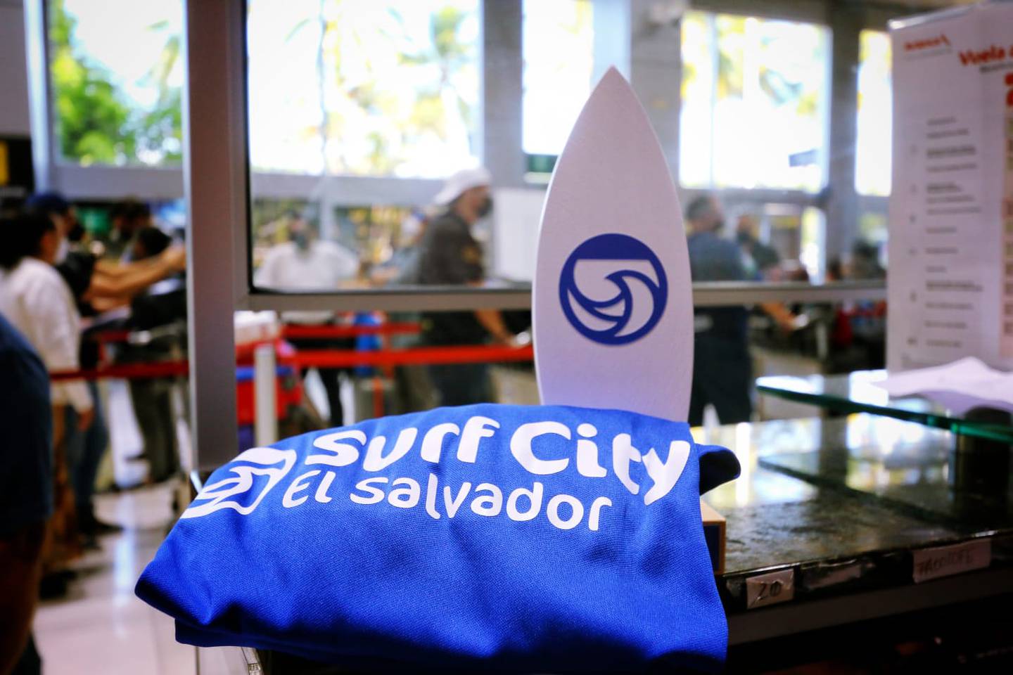 Una aeronave A320F de Avianca porta el emblema de Surf City de El Salvador. Foto: Ministerio de Turismo de El Salvador | @MITUREl Salvador