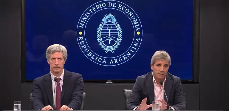 Santiago Bausili, presidente del Banco Central, y Luis Caputo, ministro de Economíadfd
