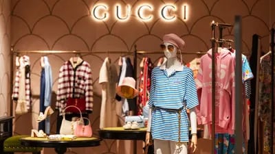 Ropa de lujo expuesta en una tienda Gucci SpA en los grandes almacenes La Samaritaine, operados por LVMH Moet Hennessy Louis Vuitton SE, en París.