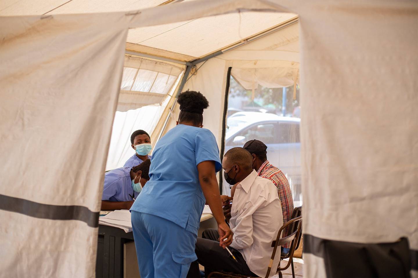 Una enfermera sostiene una jeringa mientras se prepara para vacunar a un paciente con la vacuna Sinopharm en el grupo de hospitales Parirenyatwa en Harare, Zimbabue.