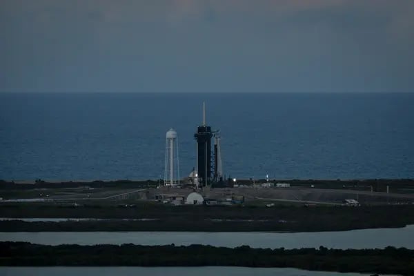 Un cohete Falcon 9 de SpaceX y una nave espacial Dragon, que transportan astronautas no profesionales, antes de su lanzamiento.