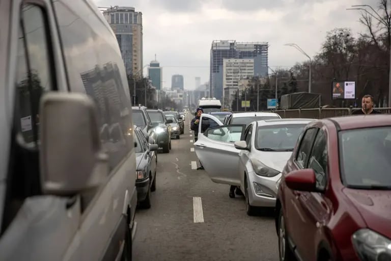 Los residentes que intentan salir de la capital están atascados en el tráfico de una autopista en Kiev.dfd