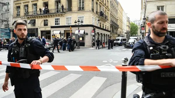 Criminosos armados com AK-47 assaltam loja da Chanel em Parisdfd