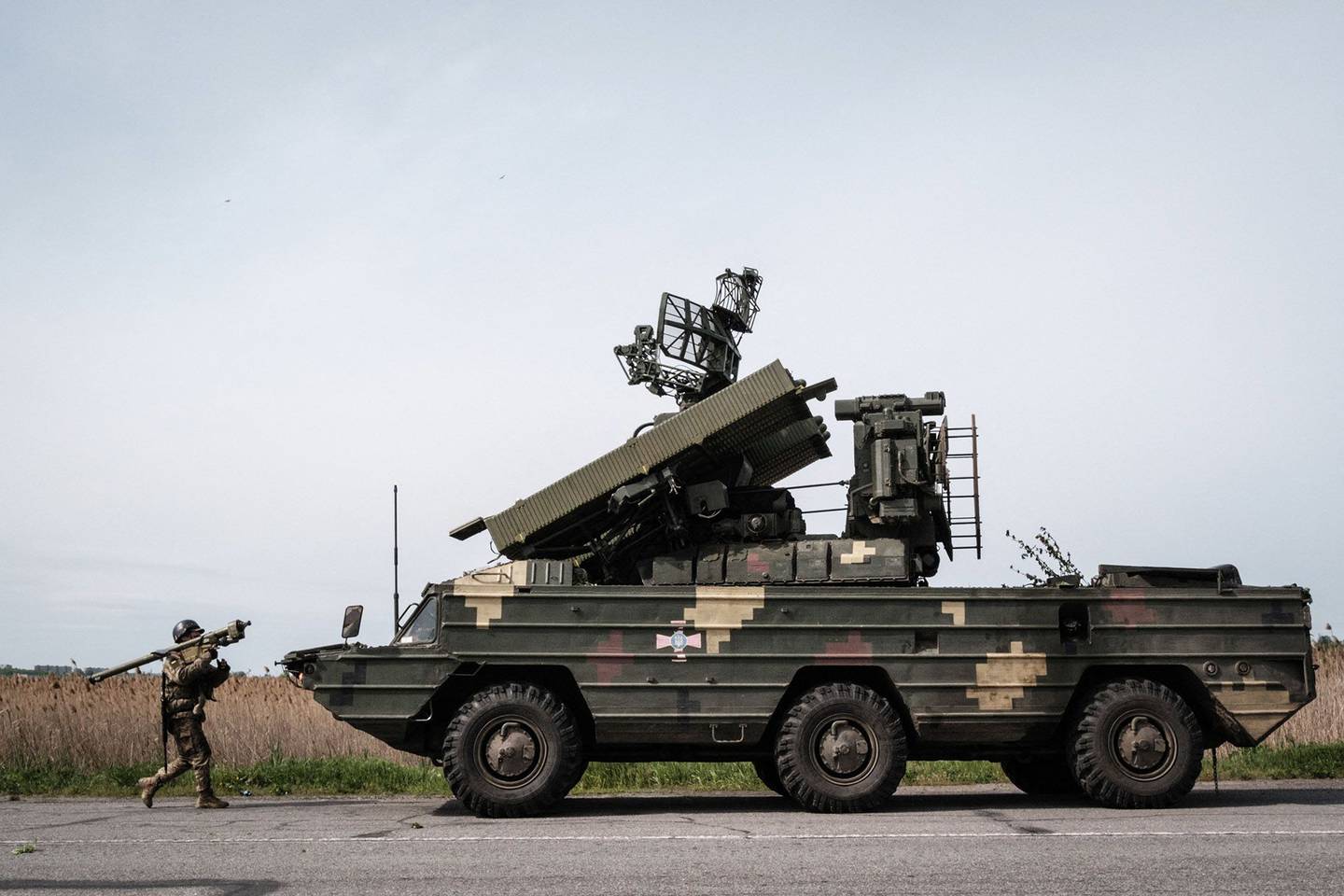Un sistema de misiles antiaéreos cerca de Sloviansk, en el este de Ucrania. Fotógrafo: Yasuyoshi Chiba/AFP/Getty Images