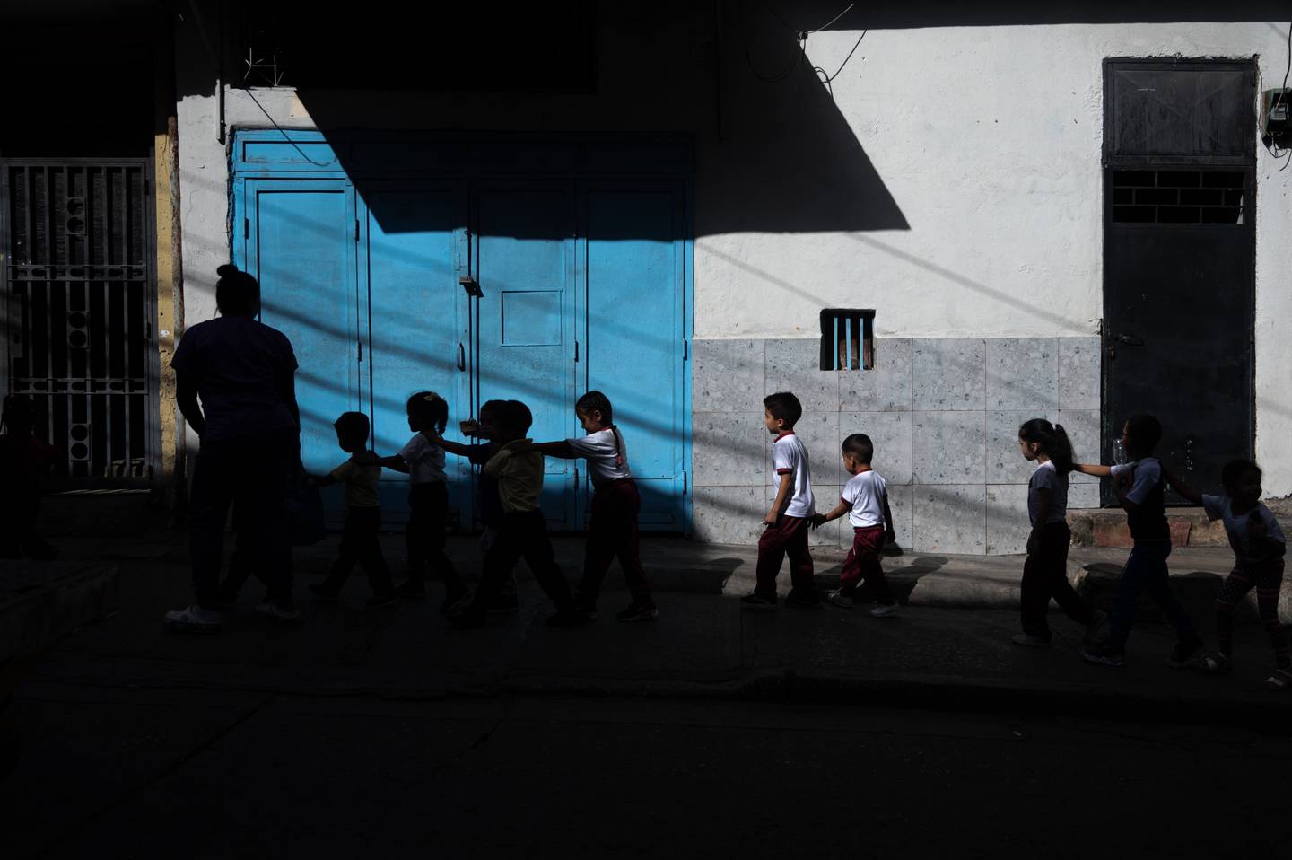 Niños regresan del parque durante clases de una escuela privada en el barrio Petare.Photographer: Gaby Oraa/Bloombergdfd