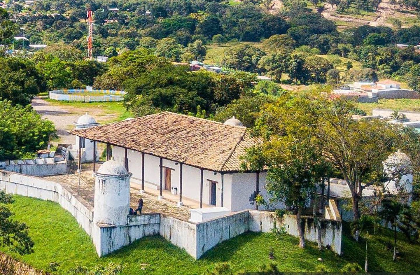 El Fuerte San Cristóbal, en Gracias, es un edificio histórico militar que guardaba la seguridad de la ciudad colonial y donde está la tumba del expresidente Juan Lindo.dfd