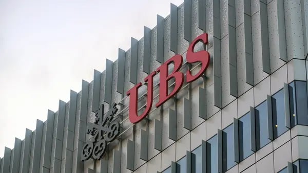 UBS busca retener a ejecutivos patrimoniales de Credit Suissedfd