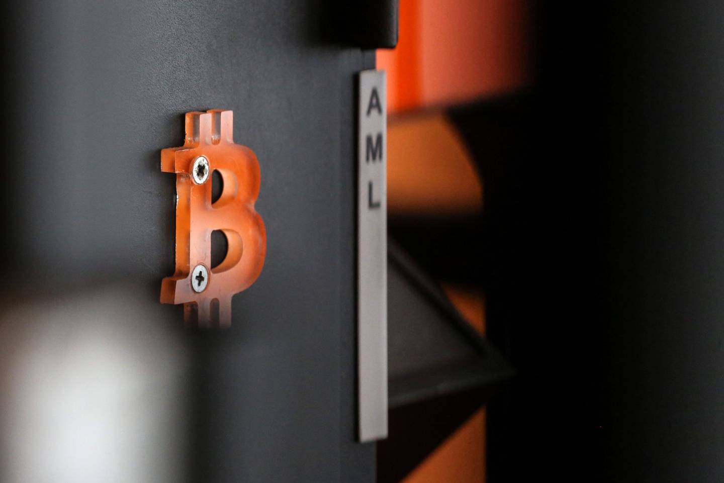 Un logo de bitcoin fuera de un cajero automático en Bélgica
